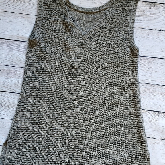 Nwt sleeveless sweater - Picture 4 of 6